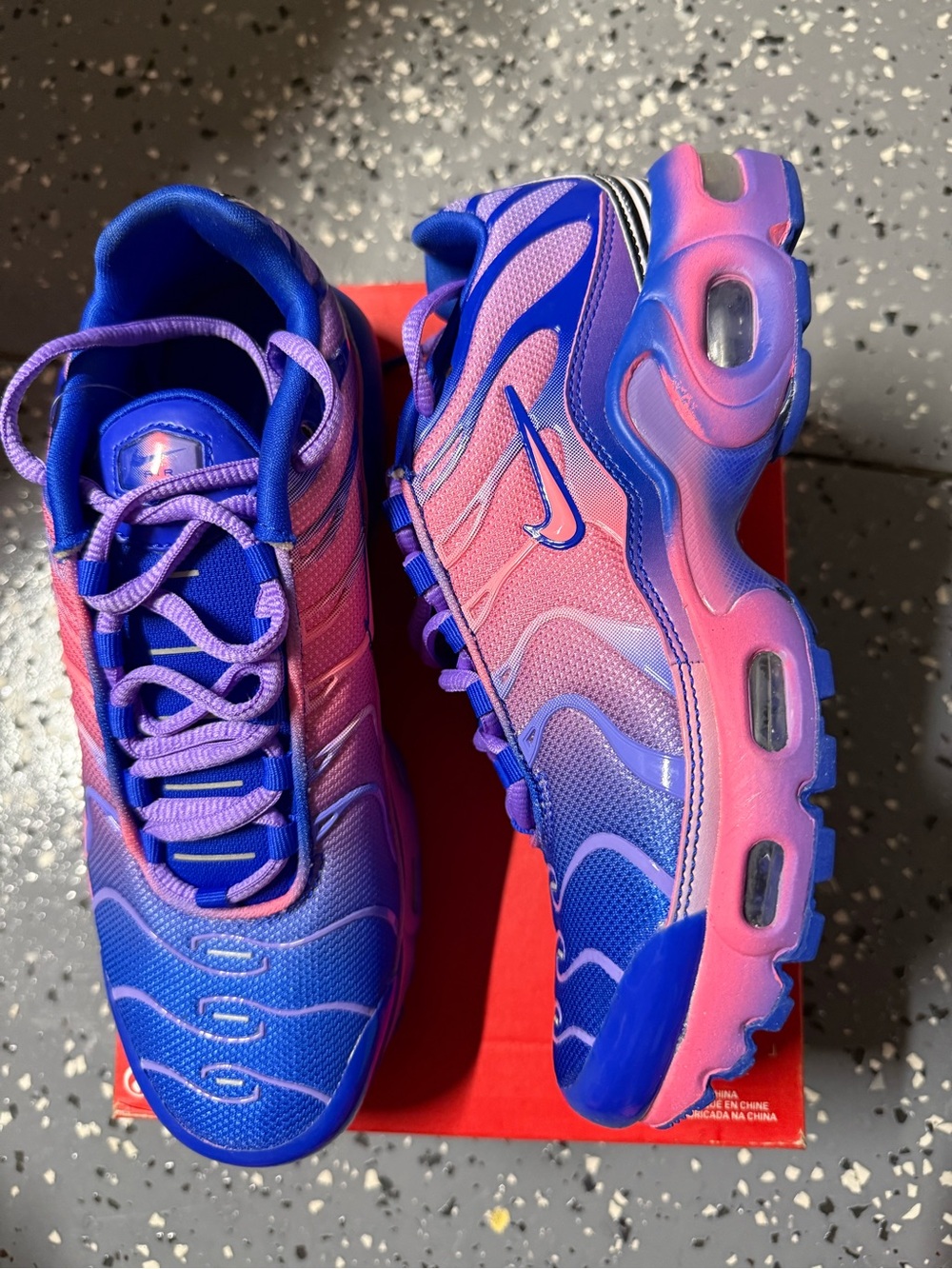 New girls boys Sz 5Y Nike Blue and Pink Gradient Athletic Shoes